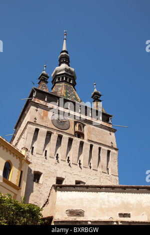 Niedrigen Winkel Blick auf den Uhrturm in Sighisoara/Schäßburg Zitadelle in Siebenbürgen, Rumänien. Stockfoto