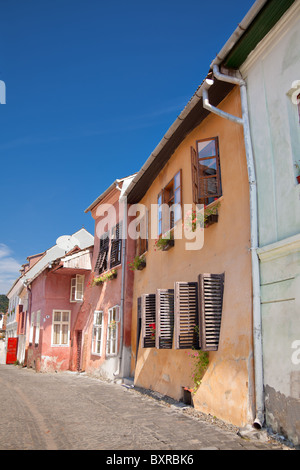 Bunte Häuserzeile im Sommer auf einer Straße von Sighisoara/Schäßburg Zitadelle in Siebenbürgen, Rumänien. Stockfoto