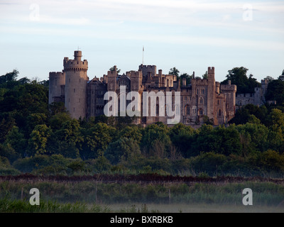 Arundel Castle liegt am Ufer des Flusses Arun in West Sussex. Stockfoto