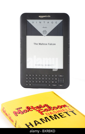 Die 2010/11 Amazon Kindle Ebook-Reader und eine Hardcopy der Malteser Falke von Dashiell Hammett, UK Stockfoto