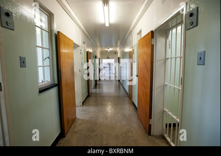 Ehemaliges Gefängnis Flügel & Zellen wo Nelson Mandela auf Robben Island, Cape Town, Südafrika fand Stockfoto