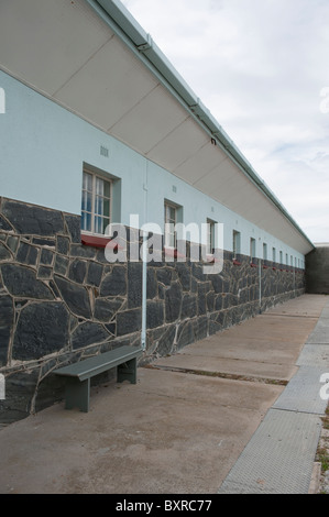 Ehemalige Gefängnis Flügel & Zellen wo Nelson Mandela als stattfand beobachtet aus der Übung Yard auf Robben Island, Cape Town Stockfoto