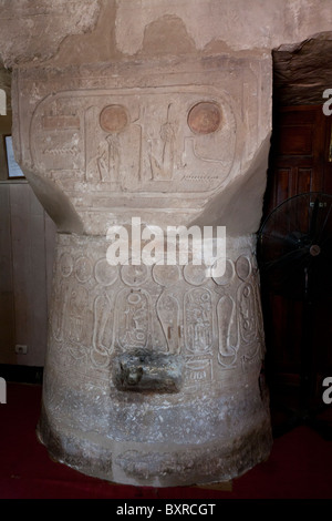 Spalte Spitzen der Luxor-Tempel mit in die Moschee von Abu el-Haggag, Ägypten Luxor Stadt Stockfoto