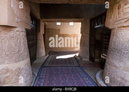 Säulen der Luxor-Tempel innerhalb der Moschee von Abu el-Haggag, Ägypten Luxor Stadt Stockfoto