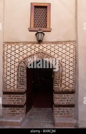 Tür in der Moschee von Abu el-Haggag oben auf den Wänden der Luxor-Tempel, Luxor Stadt Ägypten Stockfoto