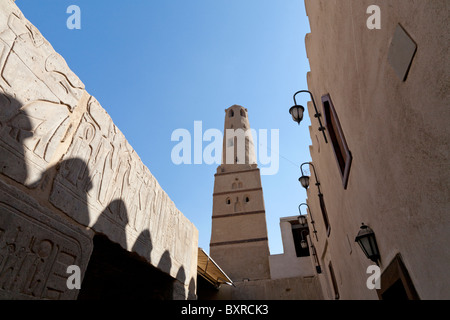 Die Wände des Luxor-Tempels mit in die Moschee von Abu el-Haggag, Ägypten Luxor Stadt Stockfoto