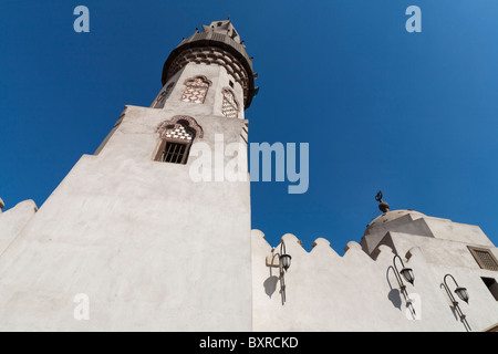 Minarett der Moschee von Abu el-Haggag oben auf den Wänden der Luxor-Tempel, Luxor Stadt Ägypten Stockfoto