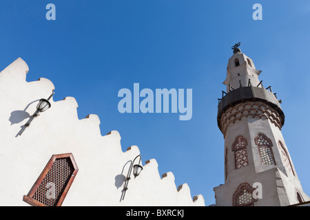 Minarett der Moschee von Abu el-Haggag oben auf den Wänden der Luxor-Tempel, Luxor Stadt Ägypten Stockfoto