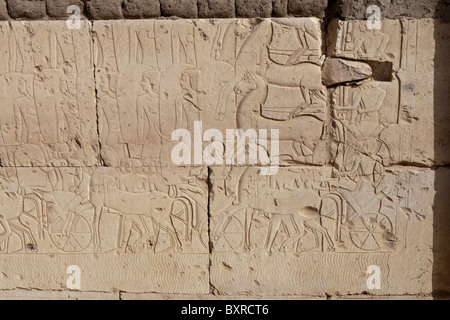 Reliefs von der Schlacht von Kadesch an den Außenwänden der Tempel von Ramses II in Abydos, Niltal Ägyptens Stockfoto