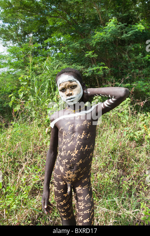 Surma junge mit Körper Gemälde, Kibish, Omo River Valley, Äthiopien, Afrika Stockfoto