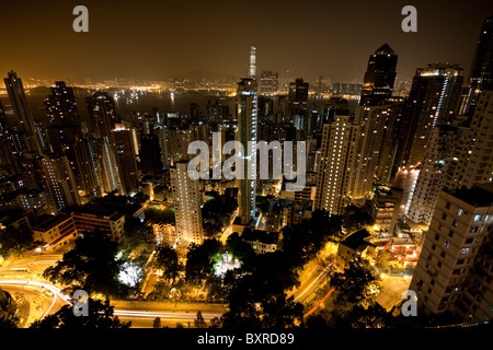 Hong Kong Island und Victoria Harbour erschossen in der Nacht vom HK Gärten 24. Etage Stockfoto