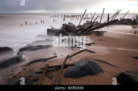 Küstenschutzes Happisburgh Beach, Norfolk, Großbritannien Stockfoto