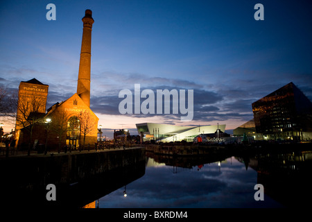 Die Skyline und den Hafen von Liverpool City Centre und Docks, Merseyside, England Stockfoto