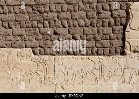 Reliefs von der Schlacht von Kadesch an den Außenwänden der Tempel von Ramses II in Abydos, Niltal Ägyptens Stockfoto