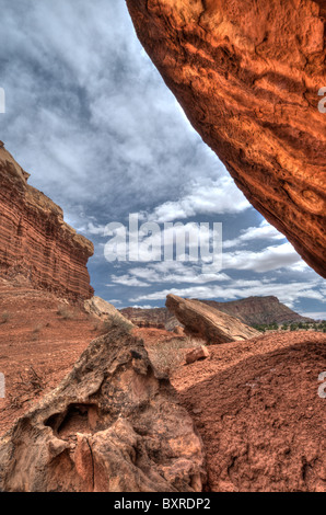 Surreale HDR-Bild von Felsformationen unterhalb der Klippen des Capitol Reef Stockfoto