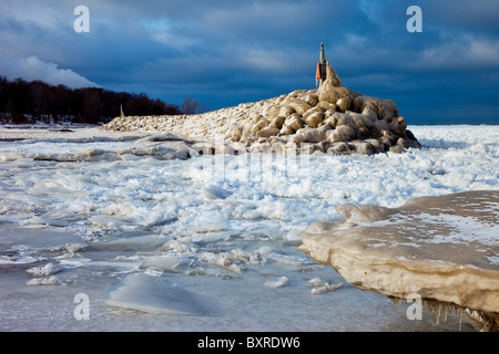 Eisfluss um einen Steinbrecher nahe dem Ufer des Lake Erie in Madison, Ohio, USA Stockfoto