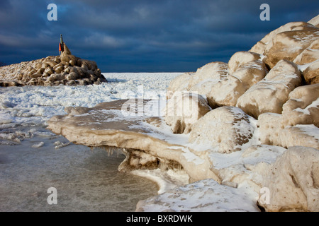 Eisstrom rund um einen steinernen Wellenbrecher in der Nähe der Ufer des Lake Erie in Madison Ohio USA Stockfoto