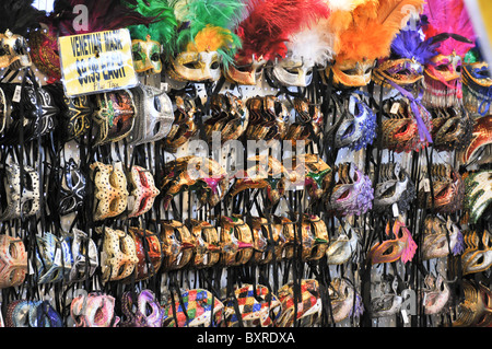 Venezianische Maske Anbieter in French Market, French Quarter, New Orleans, Louisiana Stockfoto