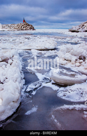 Eisstrom rund um einen steinernen Wellenbrecher in der Nähe der Ufer des Lake Erie in Madison Ohio USA Stockfoto