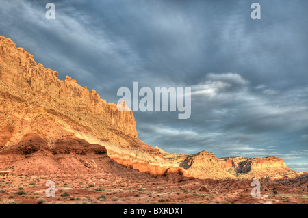 Surreale HDR-Bild von roten Klippen von Capitol Reef bei Sonnenuntergang Stockfoto