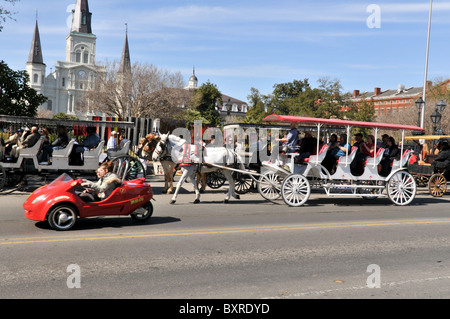 Kutschen und Tourist 3-Rad-Wagen in Front Jackson Square, French Quarter, New Orleans, Louisiana Stockfoto