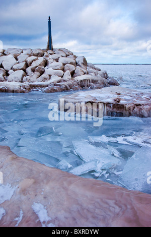 Eisstrom rund um einen steinernen Wellenbrecher in der Nähe der Ufer des Lake Erie in Madison Ohio USA Stockfoto