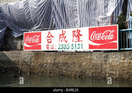 Chinesische Coca Cola Werbeschild in Hong Kong, China Stockfoto