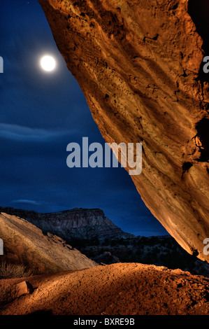 Surreale HDR-Bild des light Paintings von Gestein und Landschaft mit Mond im Capitol Reef National Park Stockfoto