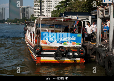 An- und Abreise ein Express Boot an der Taksin Landung am Chao Phraya river Stockfoto