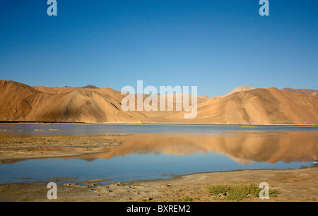 Pangong Tso (oder Pangong See; TSO: Ladakhi für See) ist ein abflusslose See im Himalaya liegt auf einer Höhe von ca. 4.350 m Stockfoto