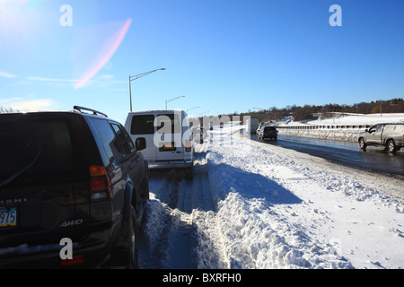 Autos stecken auf dicken Schnee an einem Eingang zu einer Autobahn in New Jersey als Rekord Schnee-Sturm in Weihnachtsnacht, USA, 2010 schlug Stockfoto