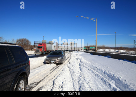 Fahrzeuge stecken an einem Eingang zu einer Autobahn in New Jersey als Schnee hart in dem Schneesturm letzte Nacht, USA, 2010 fiel Stockfoto