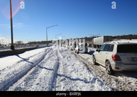 Reihe von Fahrzeugen stecken an einem Eingang zu einer Autobahn in New Jersey als Schnee hart in dem Schneesturm letzte Nacht, USA, 2010 fiel Stockfoto