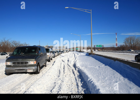 Lange Reihe von Fahrzeugen stecken an einem Eingang zu einer Autobahn in New Jersey als Schnee schwer letzte Nacht, USA, 2010 fiel Stockfoto