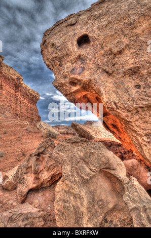 Surreale HDR-Bild von Felsformationen unterhalb der Klippen des Capitol Reef Stockfoto