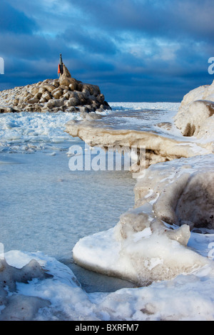 Eisstrom rund um einen steinernen Wellenbrecher in der Nähe der Ufer des Lake Erie in Madison Ohio USA Stockfoto