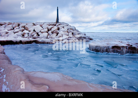 Eisstrom rund um einen steinernen Wellenbrecher in der Nähe der Ufer des Lake Erie in Madison Ohio USA Stockfoto