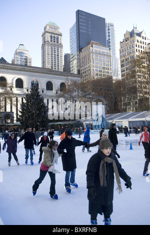 Eisläufer im Bryant Park hinter der New York Public Library in New York City. Stockfoto