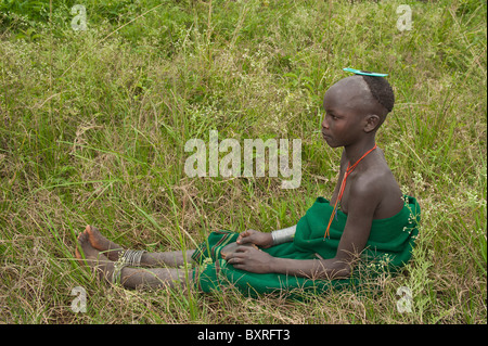 Surma junge mit einem Kamm in die Haare, Tulgit, Omo River Valley, Äthiopien-Afrika Stockfoto