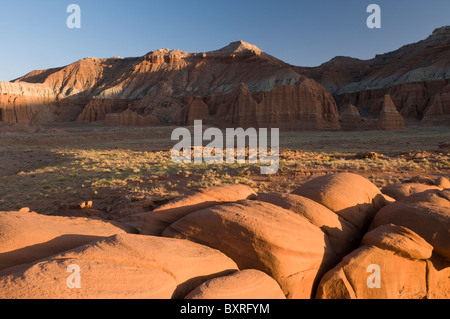 Roter Sandstein-Formationen im Cathedral Valley bei Sonnenuntergang in der Nähe Tempel des Mondes Stockfoto