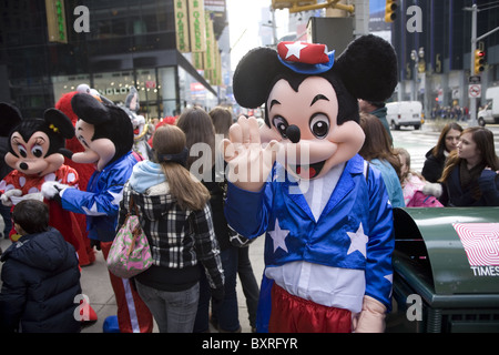 Einige der berühmtesten Comic-Figuren auf den Straßen von Manhattan während der Ferienzeit zu sehen sein. Stockfoto