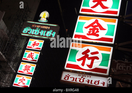 Neonlichter und Schilder mit chinesischen und thailändischen Schriftzeichen in Chinatown in Bangkok, Thailand Stockfoto