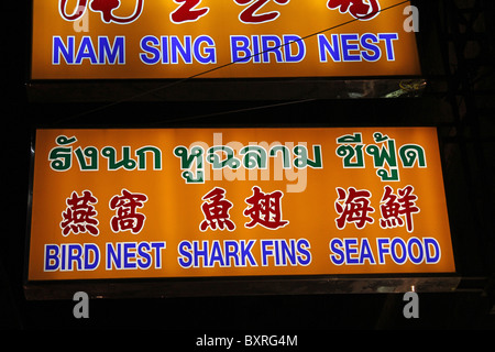 Chinesisches Restaurant mit Vogelnest und Shark fin Suppe Schilder mit chinesischen und thailändischen schreiben Zeichen Chinatown, Bangkok Stockfoto