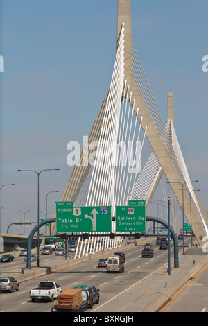 Autos Reisen über Zakim Bunker Hill Brücke Boston, MA Stockfoto