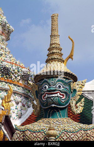 Green konfrontiert gigantische Statue im Wat Phra Kaeo (Kaew) Tempel-Komplex der Tempel des Smaragd-Buddha in Bangkok, Thailand Stockfoto