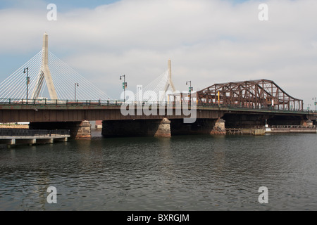 Washington-Nordstraße (Charlestown) Brücke in Boston, MA mit Leonard P. Zakim Bunker Hill Bridge im Hintergrund. Stockfoto