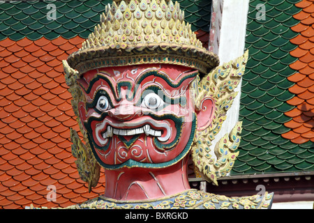 Rosa konfrontiert gigantische Statue im Wat Phra Kaeo (Kaew) Tempel-Komplex der Tempel des Smaragd-Buddha in Bangkok, Thailand Stockfoto