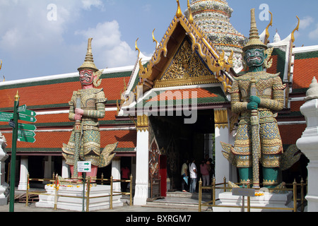 Grün und rosa konfrontiert riesige Statuen im Tempel Wat Phra Kaeo (Kaew) Komplex der Tempel des Smaragd-Buddha in Bangkok, Th Stockfoto