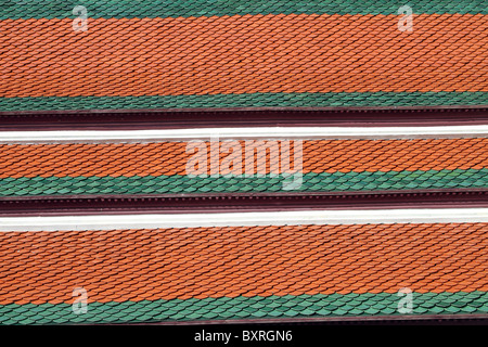 Orange und Grüne Dachziegel im Wat Phra Kaeo (Kaew) Tempel-Komplex der Tempel des Smaragd-Buddha in Bangkok, Thailand Stockfoto