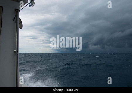 Stürmischer Himmel, Blick vom Boot, Insel Mantanani, South China Sea, Ost-Malaysia. Stockfoto